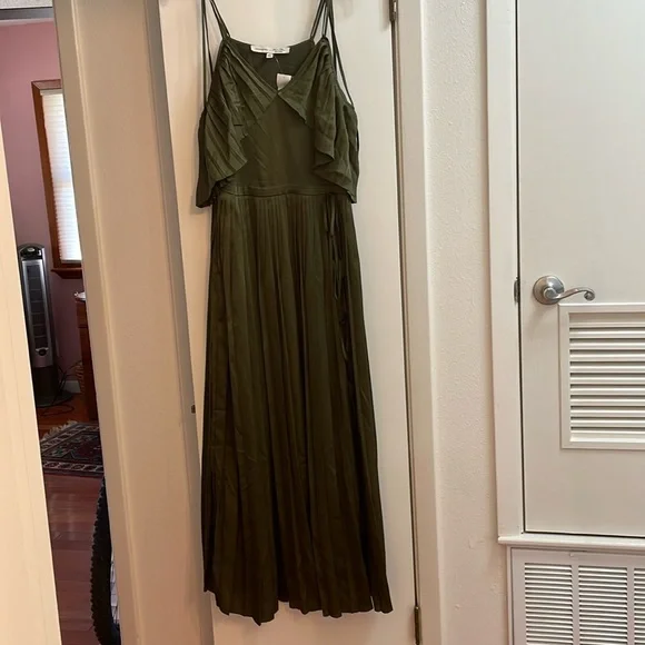 green emerald velvet dress BANANA REPUBLIC Green Wrap Dress Size 10 – alineconsignment main image 1